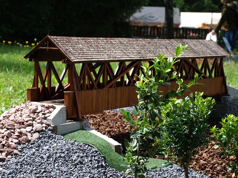 Überdachte Holzbrücke in Kluknava